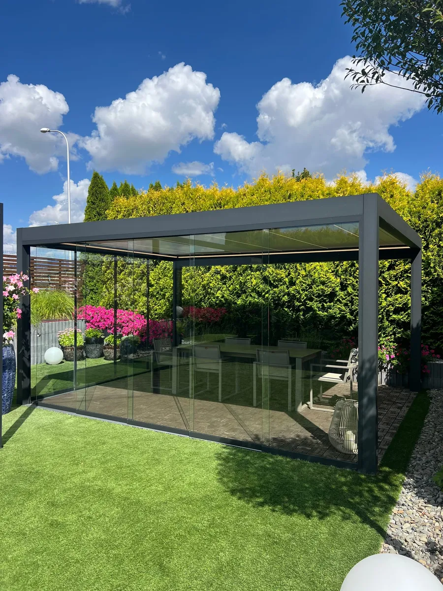 Realizacja Perglasso — pergola Vetrano ze szkłem w ogrodzie