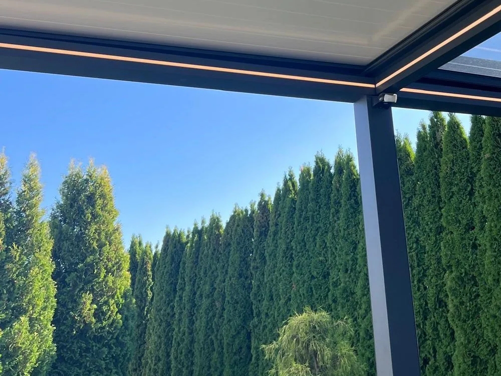 Realizacja Perglasso — carport ze szkłem, widok z boku