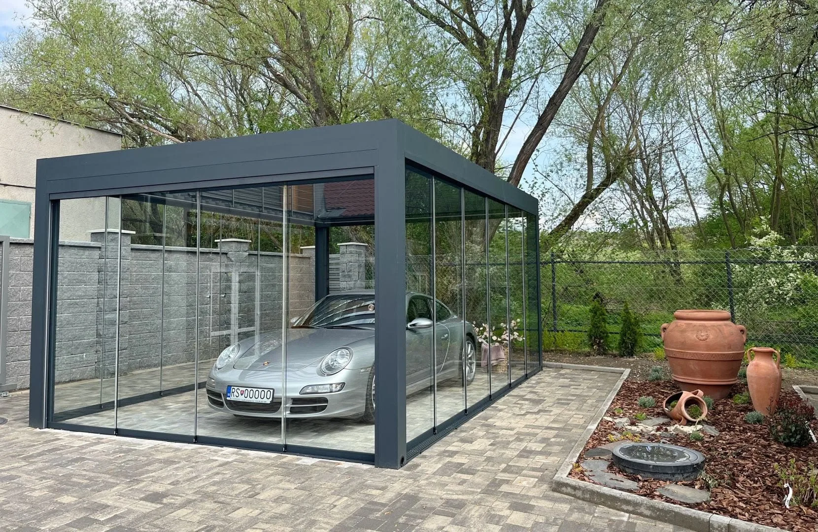 Szklany carport aluminiowy z autem w środku