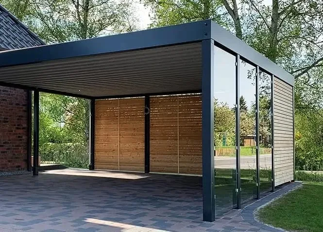Aluminiowy carport z boczną zabudową z poziomych profili