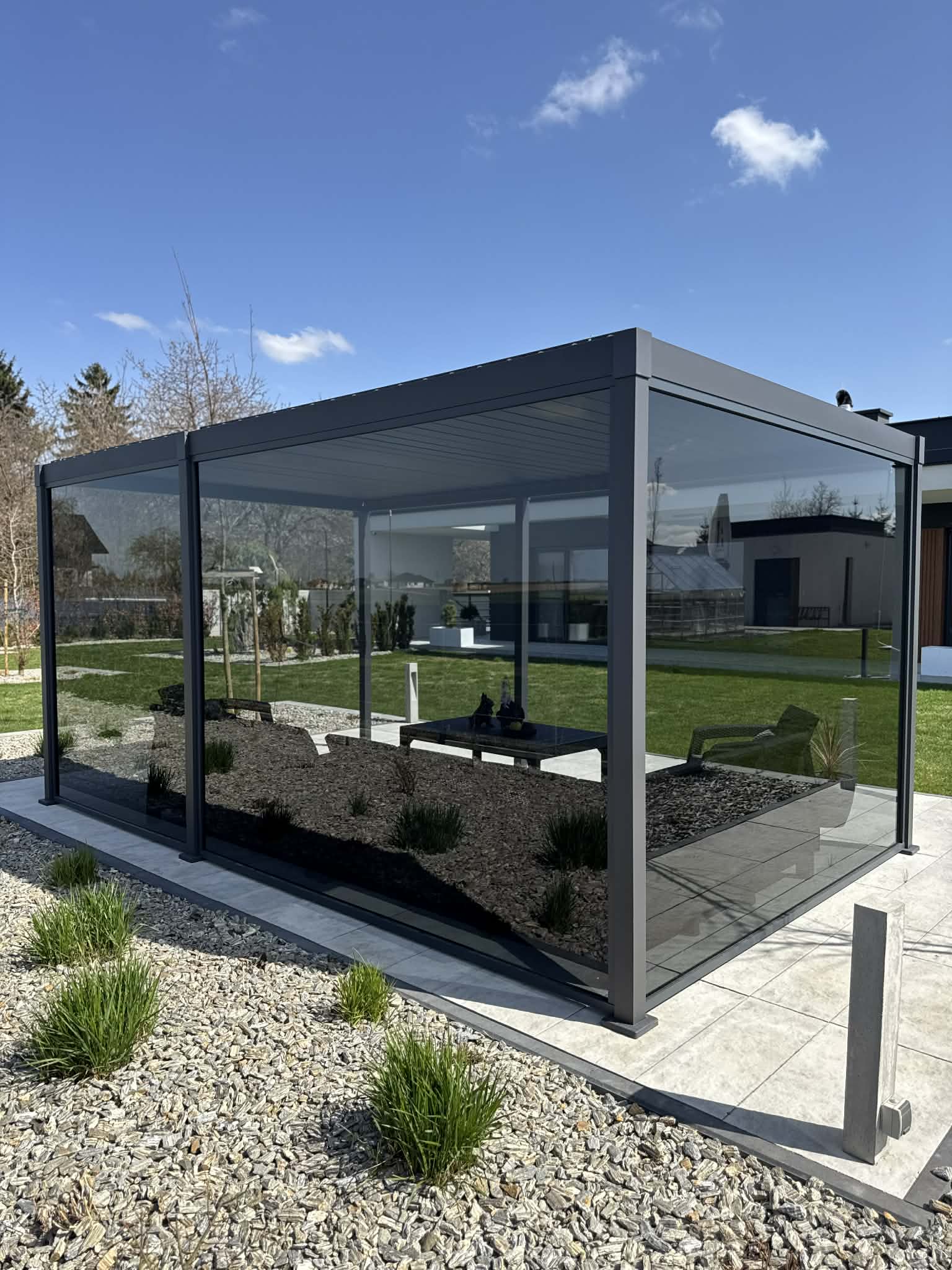 Pergola Perglasso z pełnym przeszkleniem