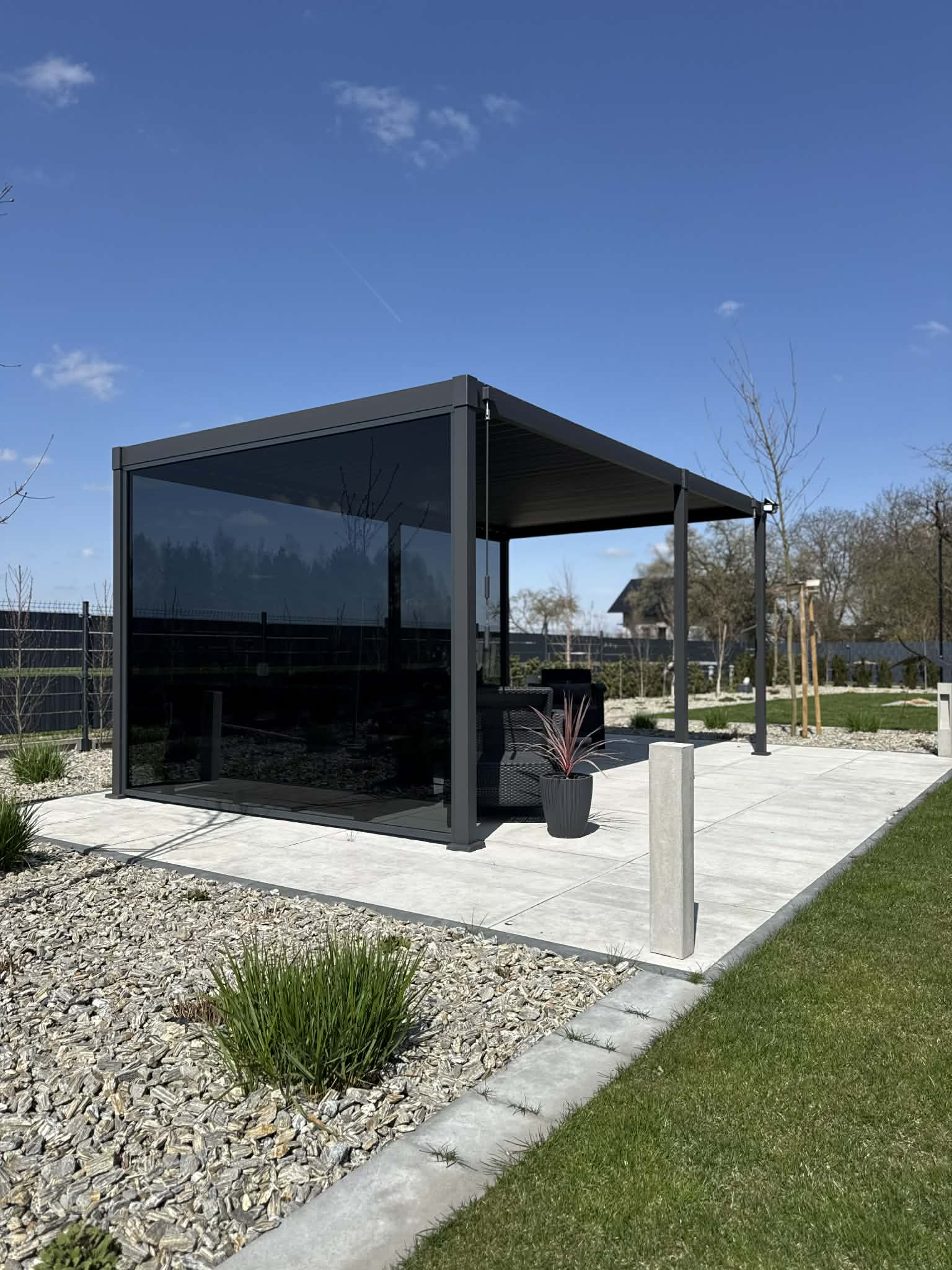 Pergola Perglasso ze szkłem — widok boczny