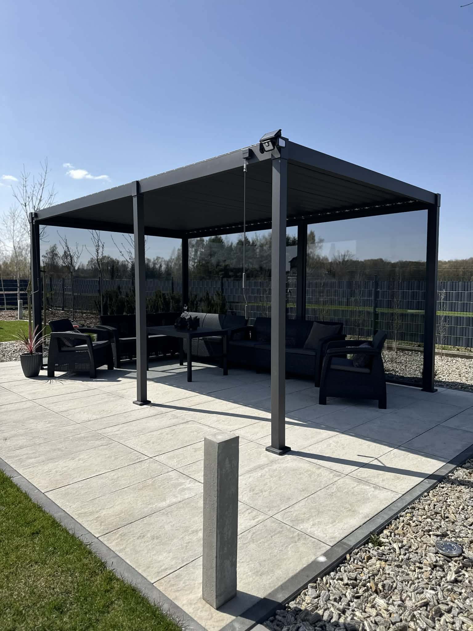 Pergola aluminiowa Perglasso — widok otwarty