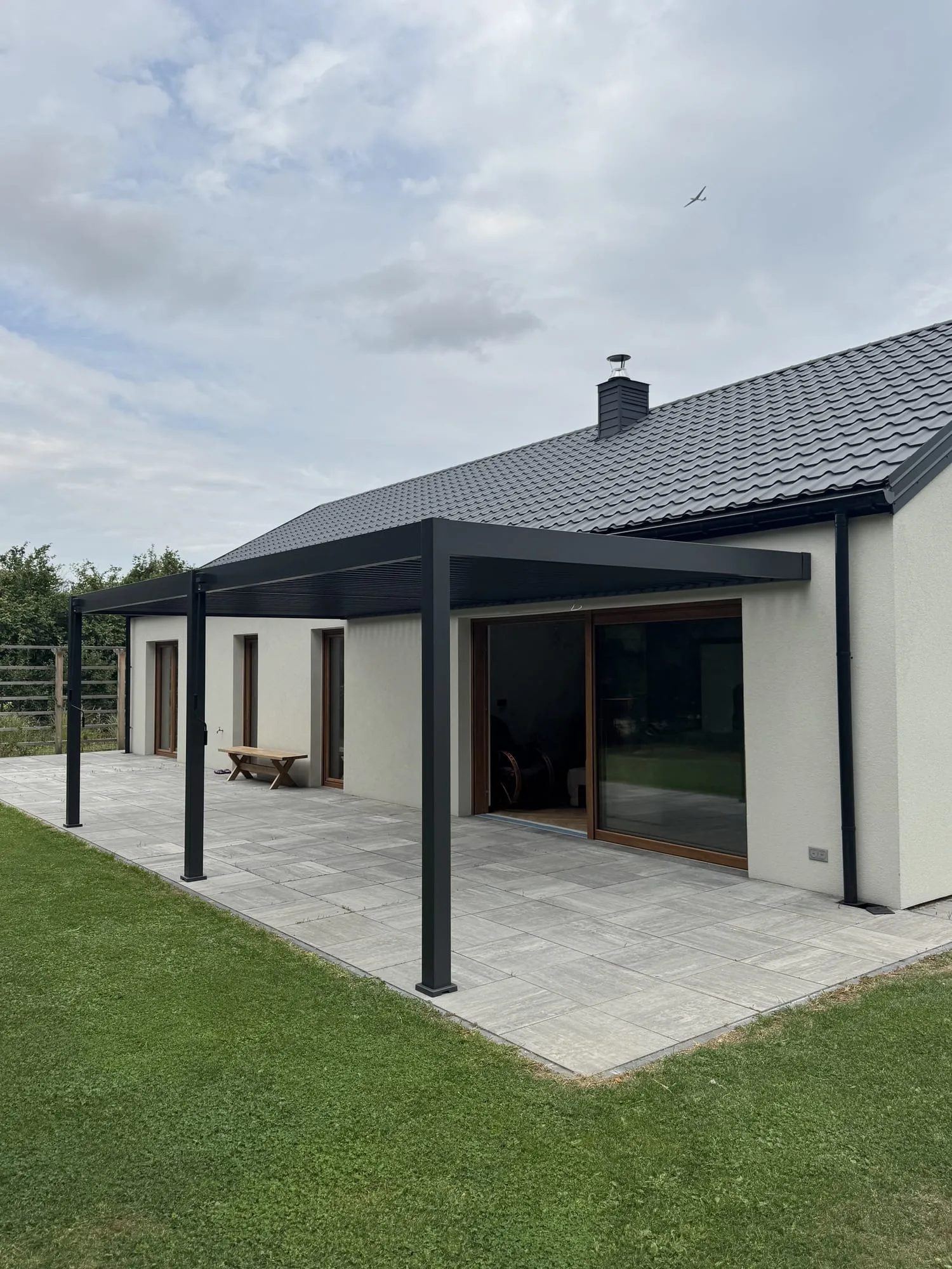 Realizacja Perglasso — wielkoformatowa pergola przyścienna 7×3 m